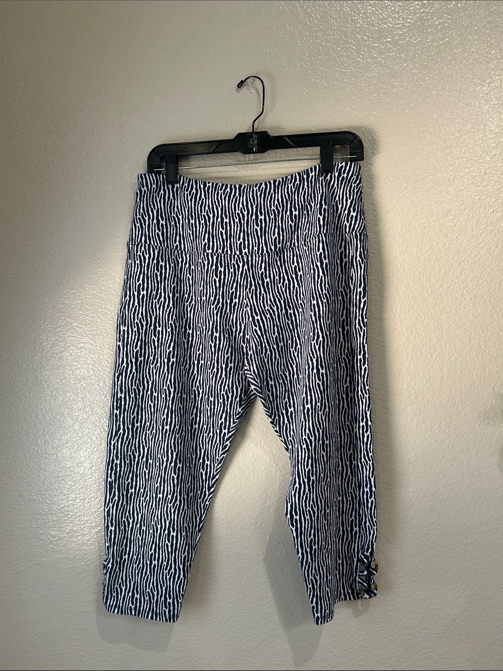 Intro Hem Detail Pull-On Novelty Capri Leggings Navy White Sz L Casual TC0059